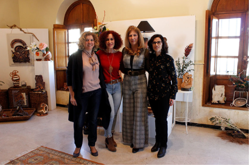 Las artistas Mª Nieves Gómez y Mª Mar Cruz junto a la concejal María Dolores Ortega