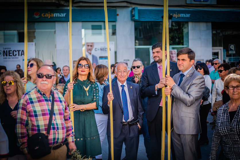 El alcalde en la bendición de palmas de Roquetas 14042019