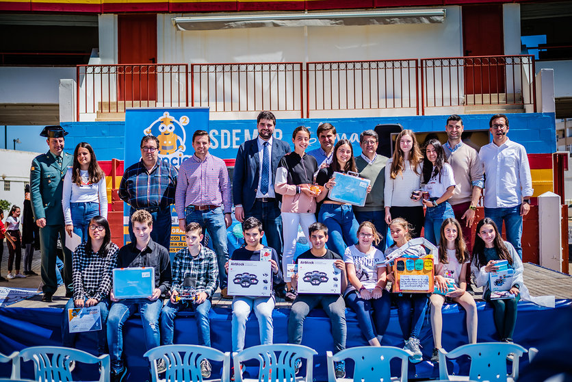 Foto de familia de los ganadores de las distintas categorías de CienciaPark2