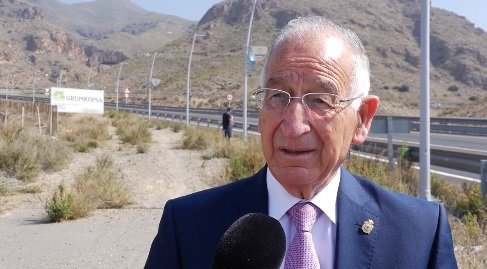 Gabriel Amat en el espacio donde se construirá el enlace de Las Colinas norte con el semienlace de la A7