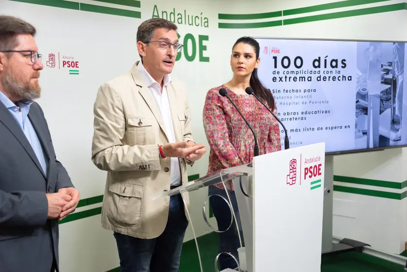 190508 Foto Rodrigo Sánchez Haro, José Luis Sánchez Teruel y Noemí Cruz Martínez, hoy, en la sede del PSOE