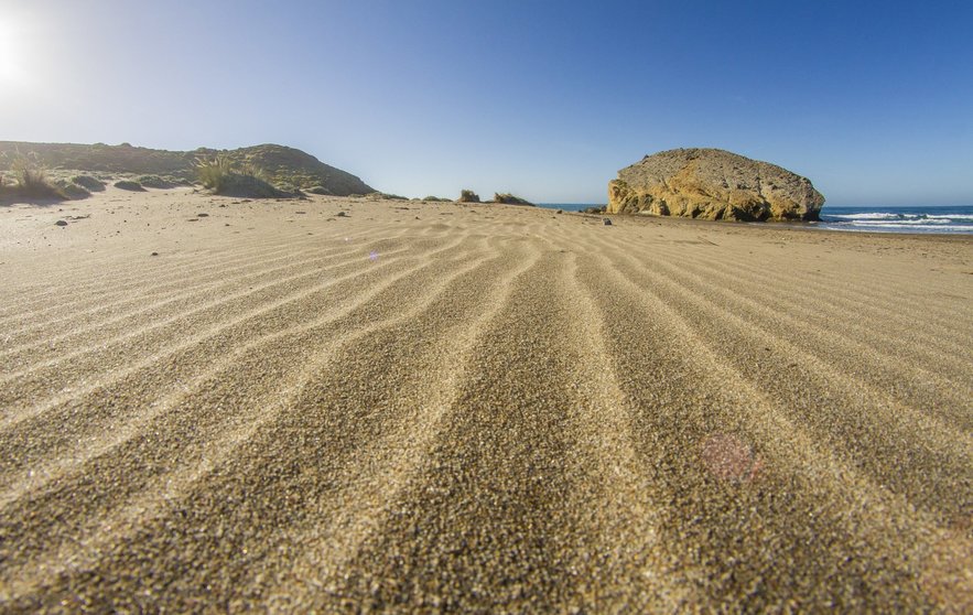 ARENA DE LA PLAYA DE MONSUL, ROCA AL FONDO, PARQUE NATURAL CABO DE GANTA NIJAR