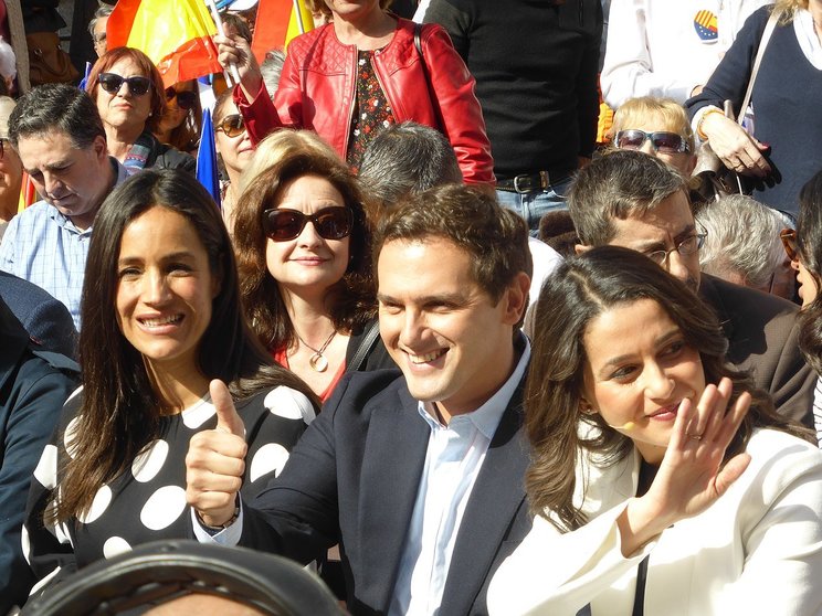 1280px-Constitucionalistas_del_partido_Ciudadanos,_Albert_Rivera,_Inés_Arrimadas_(saludando,_a_la_derecha),_en_la_Plaza_de_la_Villa,_en_Madrid,_España